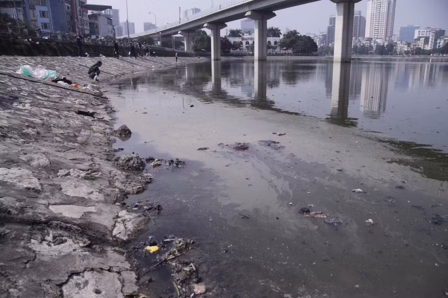 Mặt hồ Hoàng Cầu xuất hiện nhiều “váng” của tro vàng mã, đen hết khu vực ven hồ