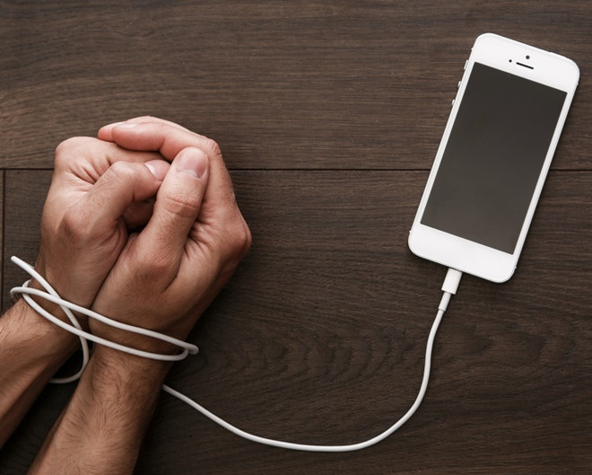 5. Trầm cảm và lo âu: Hiệp hội Tâm lý học Anh khẳng định điện thoại cảm ứng gây ra chứng trầm cảm, lo âu cùng các vấn đề sức khỏe tâm thần khác. Đây là điều dễ hiểu khi cuộc sống gắn liền smartphone khiến trẻ chịu áp lực phải luôn có mặt, sẵn sàng phản ứng. Cảm xúc của trẻ chịu tác động lớn từ hoạt động trên mạng. Hơn nữa, không phải lúc nào trẻ cũng hiểu rõ ranh giới giữa đời thực và mạng xã hội. Ảnh: Depositphotos. 9 tac hai khon luong khi phu huynh cho con choi smartphone hinh anh 5