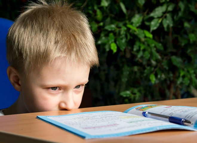 8. Rối loạn hành vi: Một số nghiên cứu cho thấy dùng điện thoại cảm ứng gây ra triệu chứng rối loạn khó tập trung hoặc hiếu động thái quá. Vấn đề này khiến trẻ dần thiếu gắn kết tình cảm với bố mẹ, bạn bè và những người khác. Bên cạnh đó, nghiên cứu của Tổ chức Sinh sản Quốc gia Đan Mạch cho hay hành vi của trẻ thậm chí chịu ảnh hưởng từ khi còn trong bụng mẹ do bố mẹ dùng điện thoại. Ảnh:Depositphotos. 9 tac hai khon luong khi phu huynh cho con choi smartphone hinh anh 8