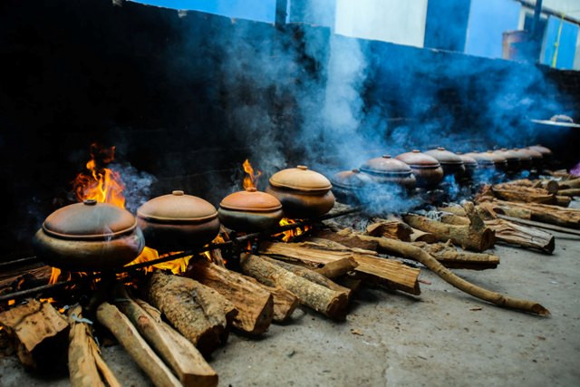 Lửa chỉ được bốc lên để làm sôi nồi cá lúc đầu tiên, còn về sau thì kho toàn bộ bằng than trong vòng 10-15h.