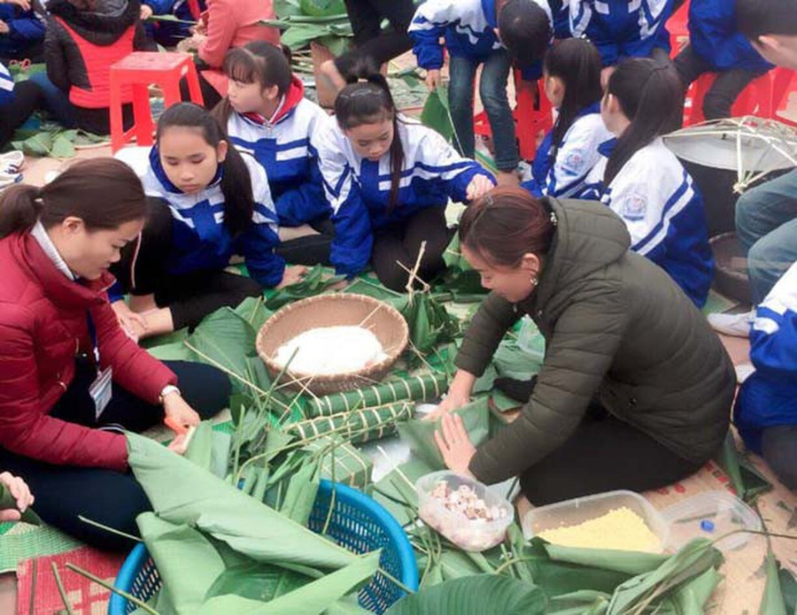 Thầy cô giáo tham gia gói bánh chưng để vui xuân đón Tết cùng học trò.