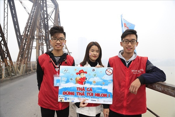 Các tình nguyện viên tuyên truyền cho người dân ‘Thả cá, đừng thả túi nilon’. Ảnh: Thiện Tâm. Các tình nguyện viên tuyên truyền cho người dân ‘Thả cá, đừng thả túi nilon’. Ảnh: Thiện Tâm.