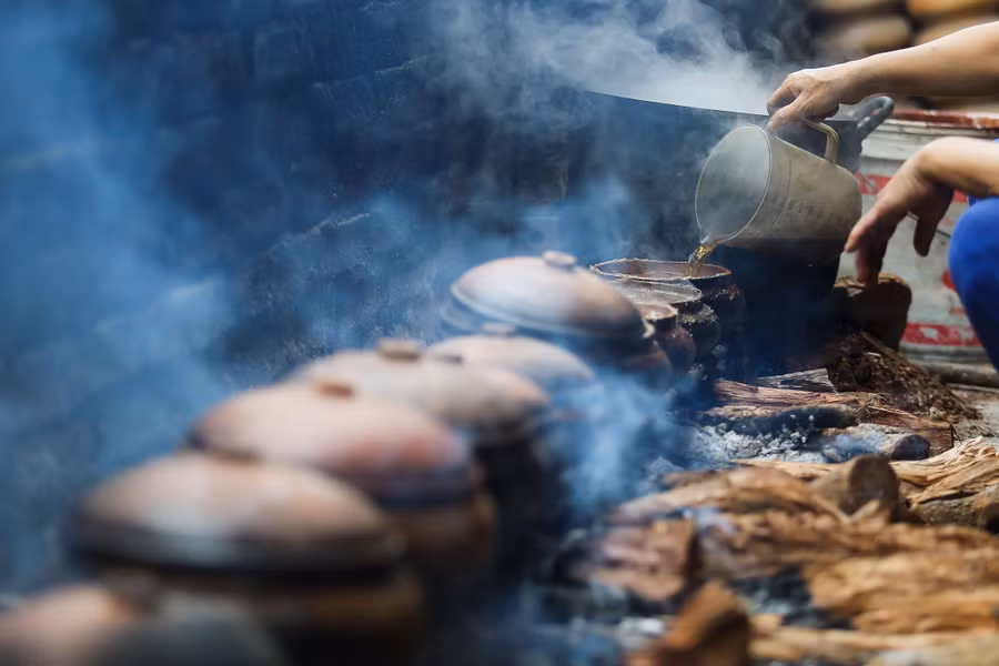 Làng Vũ Đại thức trắng đêm kho cá ngày cận Tết