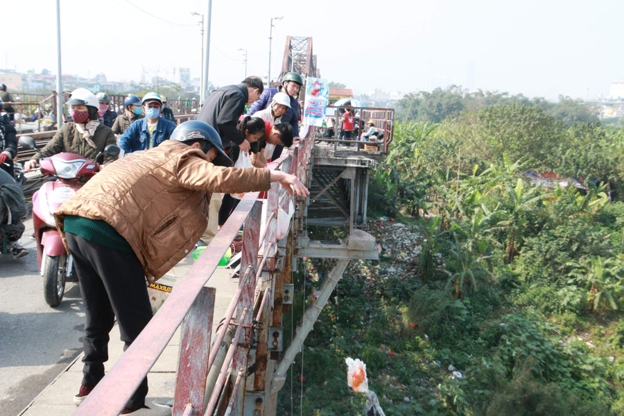 Tại khu vực cầu Long Biên, cho dù có đội tình nguyện viên thu gom túi nilon nhưng nhiều người vẫn mặc nhiên ném những túi nilon có cá xuống sông Hồng