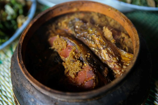 Cá thành phẩm phải đảm bảo nhừ hết xương, gia vị thấm đều, thịt cá chắc, thơm ngon và không còn nước, trong quá trình kho cá phải luôn có người túc trực để điều chỉnh lửa cũng như thêm nước kịp thời. Đó cũng là lý do mà mọi người phải thay phiên nhau ngủ để có người thức trông lửa kho cá.