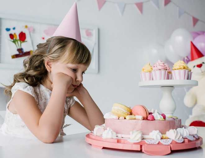 4. Cản trở kỹ năng hòa nhập xã hội: Smartphone khiến trẻ chỉ thích ở nhà, hạn chế thời gian ra ngoài, tiếp xúc trực tiếp người xung quanh. Họ cho rằng mình không cần những mối quan hệ xã hội, bạn bè chỉ giới hạn trong những chạm nhẹ vào màn hình di động. Điện thoại cảm ứng cùng mạng xã hội giúp việc kết bạn trở nên dễ dàng hơn bao giờ hết. Đó là lý do con người mắc kẹt trong thế giới ảo và khó hòa nhập khi bước ra thế giới thực. Ảnh: Depositphotos. 9 tac hai khon luong khi phu huynh cho con choi smartphone hinh anh 4