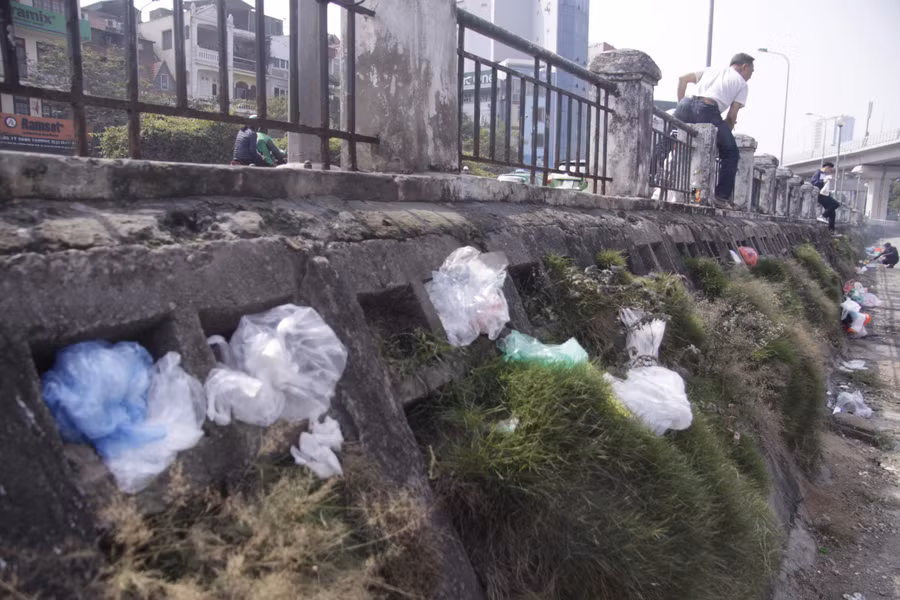 Túi nilon sau khi thả cá song được người dân “ gài gắm” trên bờ, hàng rào