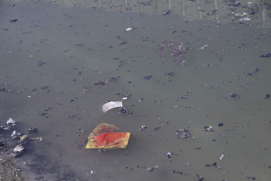 Giấy vàng mã, tro nổi quanh mặt hồ