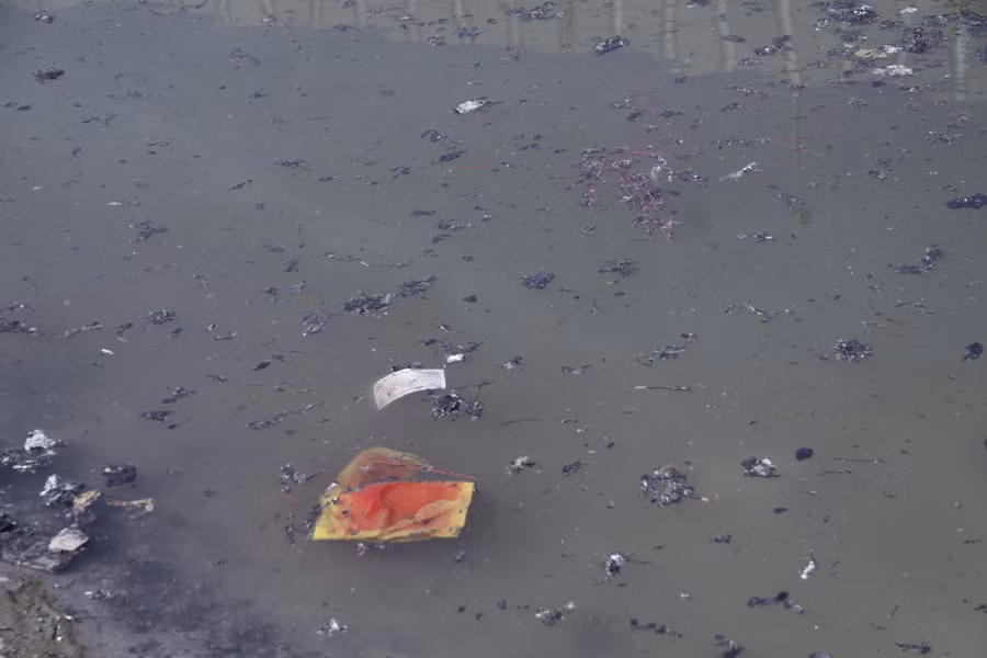 Giấy vàng mã, tro nổi quanh mặt hồ