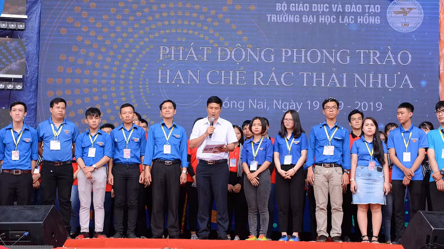 TS. Nguyễn Vũ Quỳnh – Phó Hiệu trưởng Trường ĐH Lạc Hồng cùng sinh viên phát động phong trào Hạn chế rác thải nhựa tại trường.