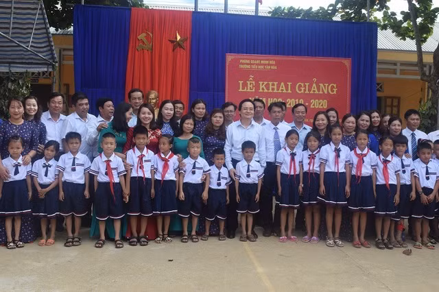 Bộ trưởng Phùng Xuân Nhạ chụp ảnh kỷ niệm cùng thầy trò Trường Tiểu học Tân Hóa.