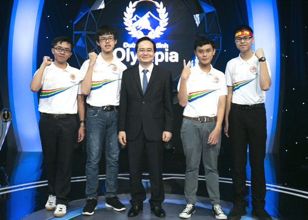 Bộ trưởng Bộ GD&ĐT Phùng Xuân Nhạ có mặt tại trường quay từ sớm để động viên tinh thần các thí sinh.