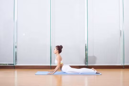 Động tác giúp giảm đau lưng hiệu quả - Ảnh 3.