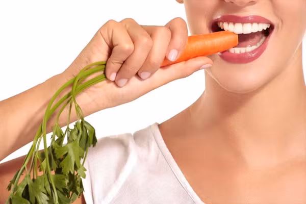 Rau củ có axit folic giúp điều trị bệnh nướu, đặc biệt đối với phụ nữ mang thai.