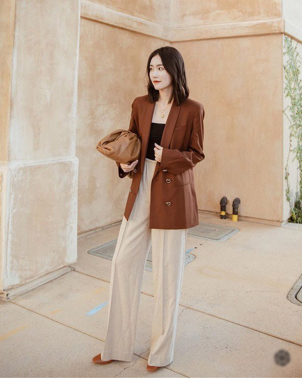 3 món đồ căn bản phối gì cũng đẹp giúp chị em đỡ đau đầu chọn trang phục đi làm mỗi sáng ảnh 15 Tiết kiệm thời gian mỗi sáng đi làm, nhớ tậu 3 món đồ căn bản nhưng phối gì cũng đẹp-15