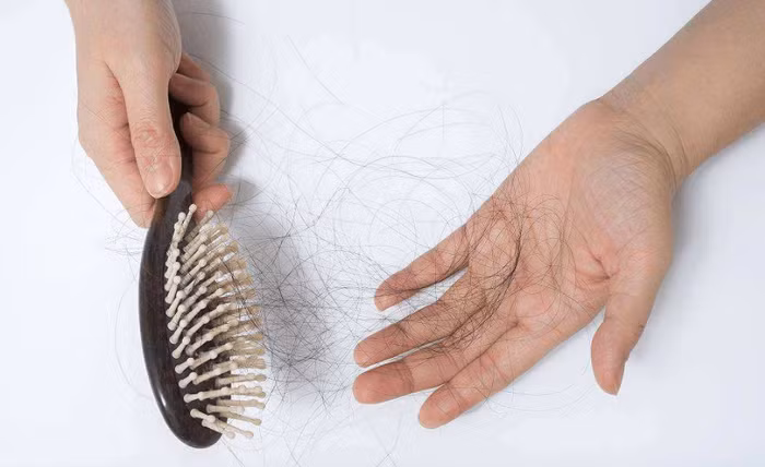 Phụ nữ quá gầy thường thì lượng protein và lipit trong cơ thể không đủ đáp ứng, trong đó da đầu không nhận được cung cấp dinh dưỡng cần thiết nên gây ra tình trạng rụng tóc và tóc khô, vàng cháy.