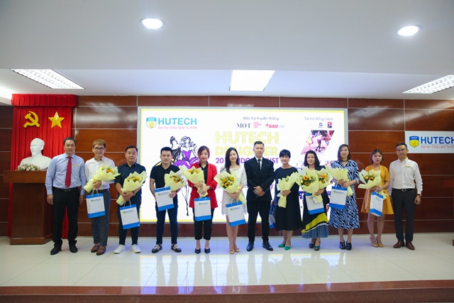 Ban tổ chức tặng hoa cho các nhà thiết kế, Ban giám khảo và khách mời cuộc thi Hutech Designer 2019 Ban tổ chức tặng hoa cho các nhà thiết kế, Ban giám khảo và khách mời cuộc thi Hutech Designer 2019