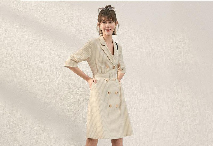 Những chiếc áo trench coat – item không những ấm áp mà diện lên còn vô cùng thanh lịch, nữ tính.