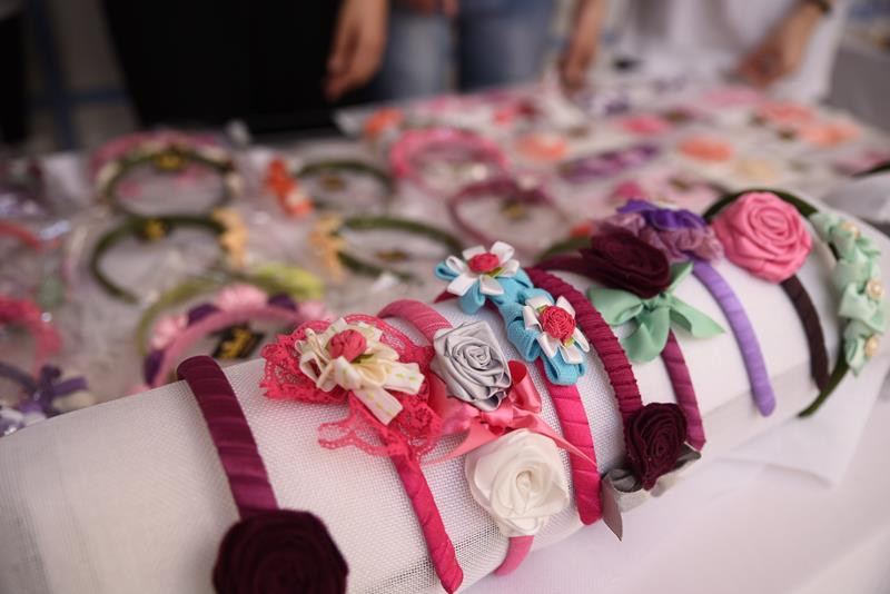 Các sản phẩm hoa sáp, bờm tóc, nơ kẹp tóc, túi giấy đựng đồ, thiệp chúc mừng và các loại bánh do chính tay các học viên của S.E.E.D Center (Trung tâm hướng nghiệp dạy nghề cho học sinh khuyết tật trí tuệ và Rối loạn phổ tự kỷ).