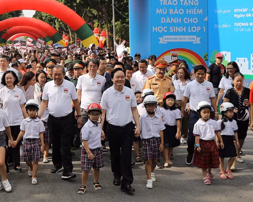Phó Thủ tướng Trương Hoà Bình, Bộ trưởng Bộ GD&ĐT Phùng Xuân Nhạ trong Lễ phát động chương trình vận động toàn dân "Đội mũ bảo hiểm cho trẻ em". Phó Thủ tướng Trương Hoà Bình, Bộ trưởng Bộ GD&ĐT Phùng Xuân Nhạ trong Lễ phát động chương trình vận động toàn dân "Đội mũ bảo hiểm cho trẻ em".