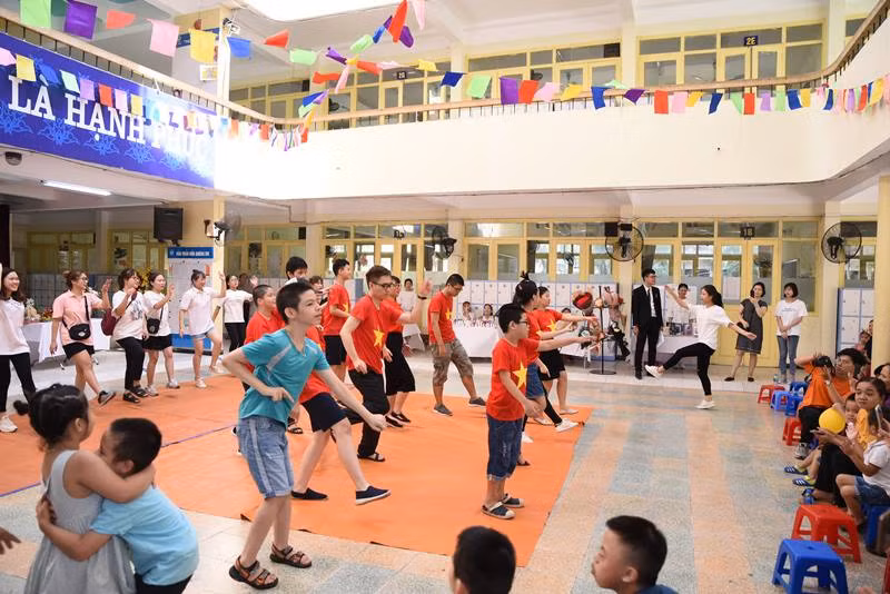 Các em học sinh đặc biệt cùng vui tết Trung thu sớm.