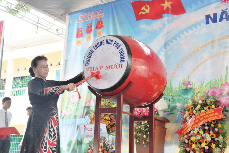 Chủ tịch Quốc hội Nguyễn Thị Kim Ngân đánh trống khai giảng năm học mới 2019 - 2020, tại trường THPT Tháp Mười (huyện Tháp Mười, tỉnh Đồng Tháp). Chủ tịch Quốc hội Nguyễn Thị Kim Ngân đánh trống khai giảng năm học mới 2019 - 2020, tại trường THPT Tháp Mười (huyện Tháp Mười, tỉnh Đồng Tháp).