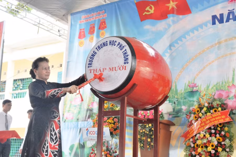 Chủ tịch Quốc hội Nguyễn Thị Kim Ngân đánh trống khai giảng năm học mới 2019 - 2020, tại trường THPT Tháp Mười (huyện Tháp Mười, tỉnh Đồng Tháp). Chủ tịch Quốc hội Nguyễn Thị Kim Ngân đánh trống khai giảng năm học mới 2019 - 2020, tại trường THPT Tháp Mười (huyện Tháp Mười, tỉnh Đồng Tháp).