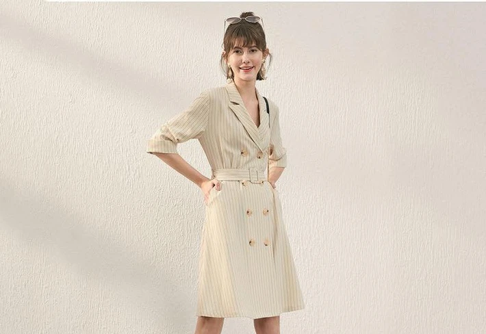 Những chiếc áo trench coat – item không những ấm áp mà diện lên còn vô cùng thanh lịch, nữ tính.