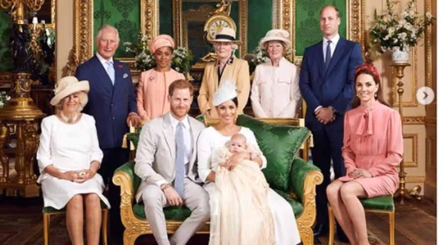 Gia đình nổi tiếng nhất Vương quốc Anh hiếm khi chụp ảnh chung. (Ảnh: ITN) 