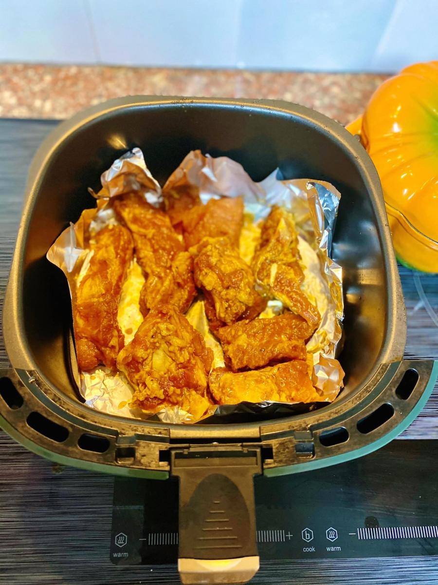 Sau 3h, lấy thịt ra xếp vào NCKD có lót giấy bạc phía dưới.