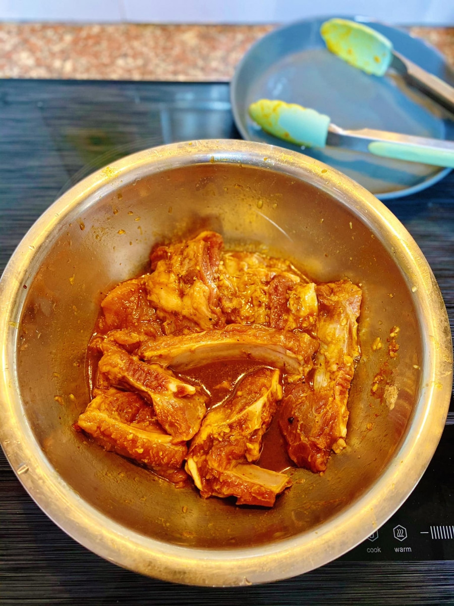 Đảo đều cho thịt thấm ướt gia vị.