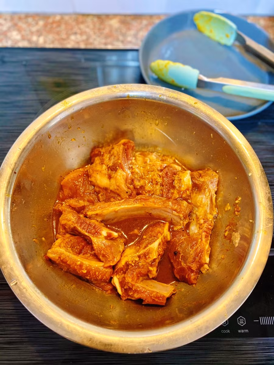 Đảo đều cho thịt thấm ướt gia vị.