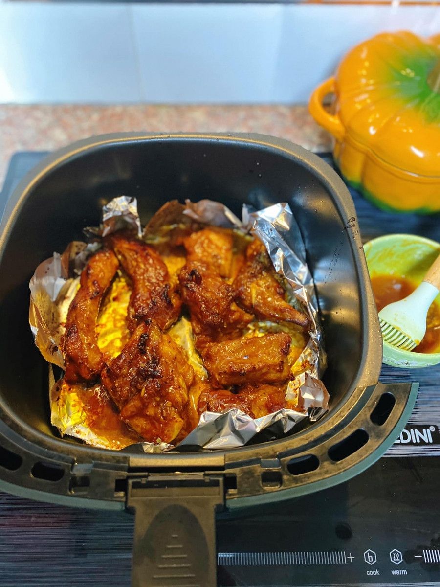 Sau 15 phút nướng lần 1, lấy thịt ra (bỏ giấy bạc) quét sốt lên bờ mặt thịt, nướng tiếp lần 2 là 180 độ trong 12 phút.