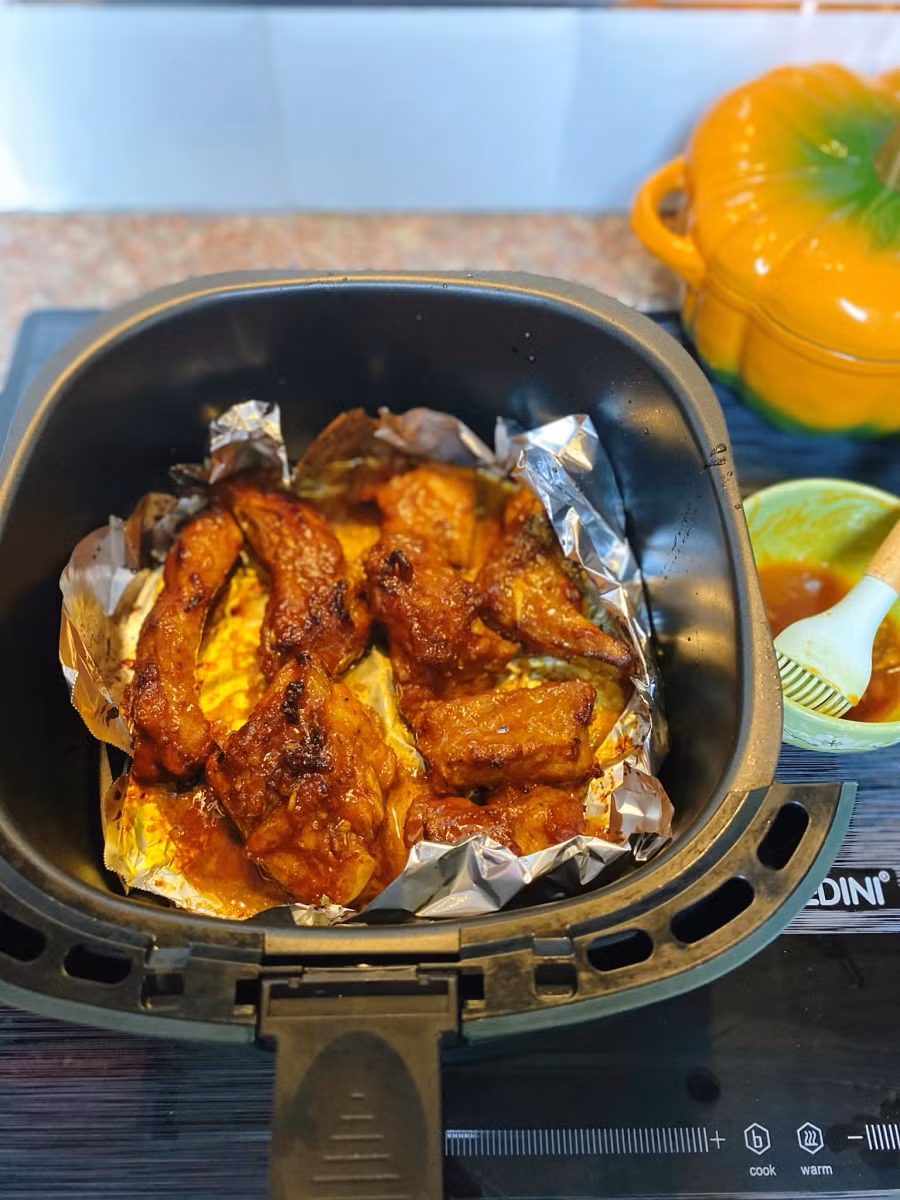 Sau 15 phút nướng lần 1, lấy thịt ra (bỏ giấy bạc) quét sốt lên bờ mặt thịt, nướng tiếp lần 2 là 180 độ trong 12 phút.