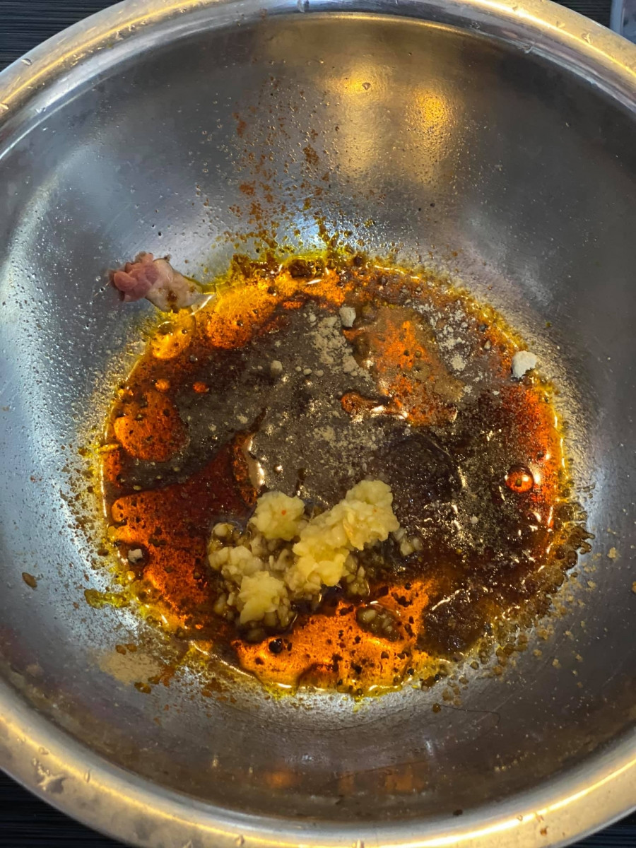 Cho tất cả nguyên liệu và thịt vào âu.