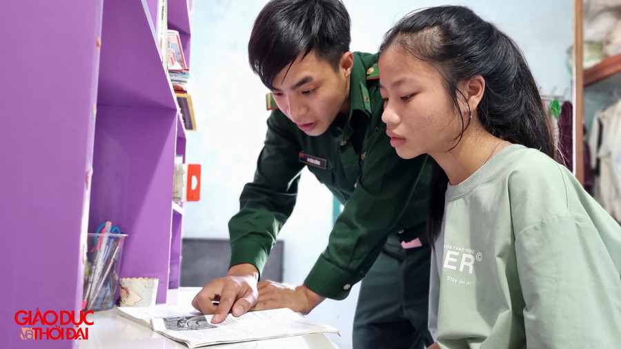 Cán bộ, chiến sĩ Biên phòng luôn sâu sát tình hình học tập của các cháu. Cán bộ, chiến sĩ Biên phòng luôn sâu sát tình hình học tập của các cháu.