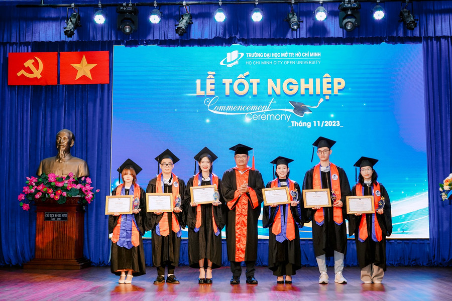 Sinh viên có thành tích học tập tốt toàn khóa nhận bằng khen từ Hiệu trưởng nhà trường.