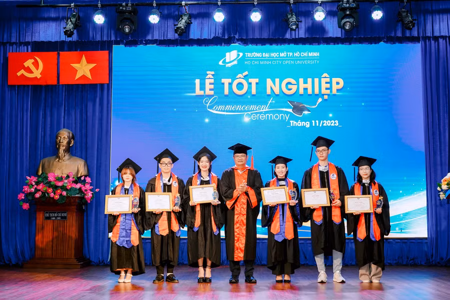 Sinh viên có thành tích học tập tốt toàn khóa nhận bằng khen từ Hiệu trưởng nhà trường.