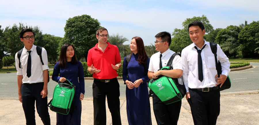 Thầy Jonathan luôn cố gắng trau dồi bản thân để mang những kiến thức cập nhật nhất đến học trò của mình Thầy Jonathan luôn cố gắng trau dồi bản thân để mang những kiến thức cập nhật nhất đến học trò của mình