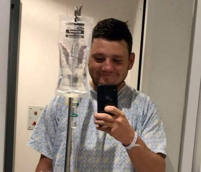 Nghịch dại, người đàn ông nuốt cả đồng xu rồi bị kẹt trong thực quản - 2