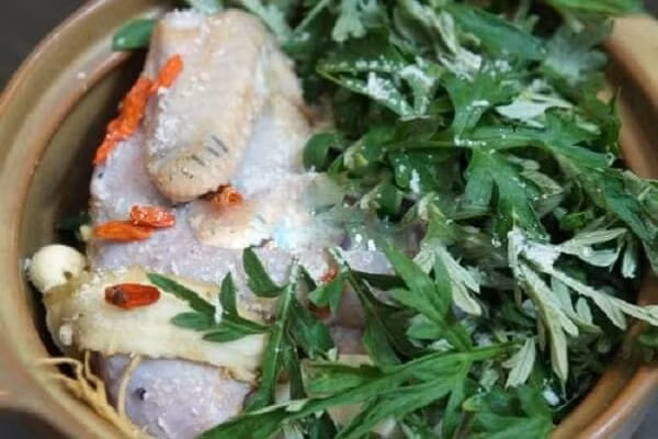 cach-luoc-ga-ngon-khong-can-nuoc-bang-hap-muoi-ngai-cuu-600x400