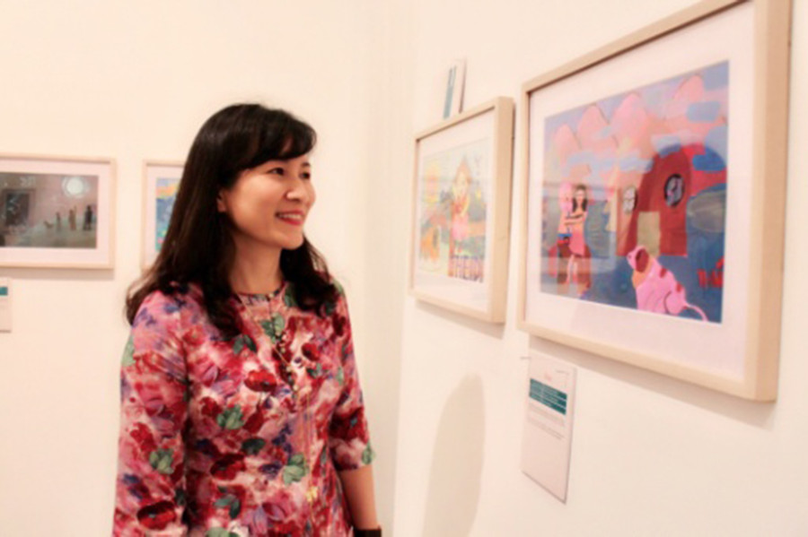 TS Nguyễn Thị Thu Anh ngắm nhìn những bức tranh do HS vẽ được trưng bày tại Viện Goeth Hà Nội (tháng 6/2019) TS Nguyễn Thị Thu Anh ngắm nhìn những bức tranh do HS vẽ được trưng bày tại Viện Goeth Hà Nội (tháng 6/2019)