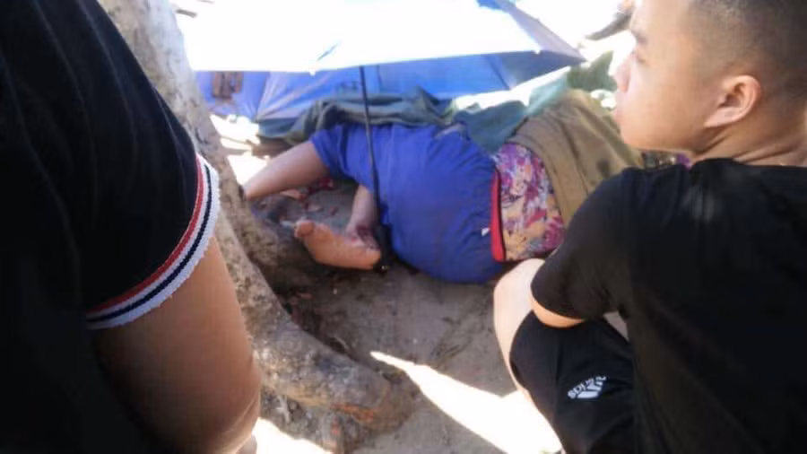 Hiện trường bà Gấm bị tông gãy chân sau khi xảy ra tai nạn giao thông.