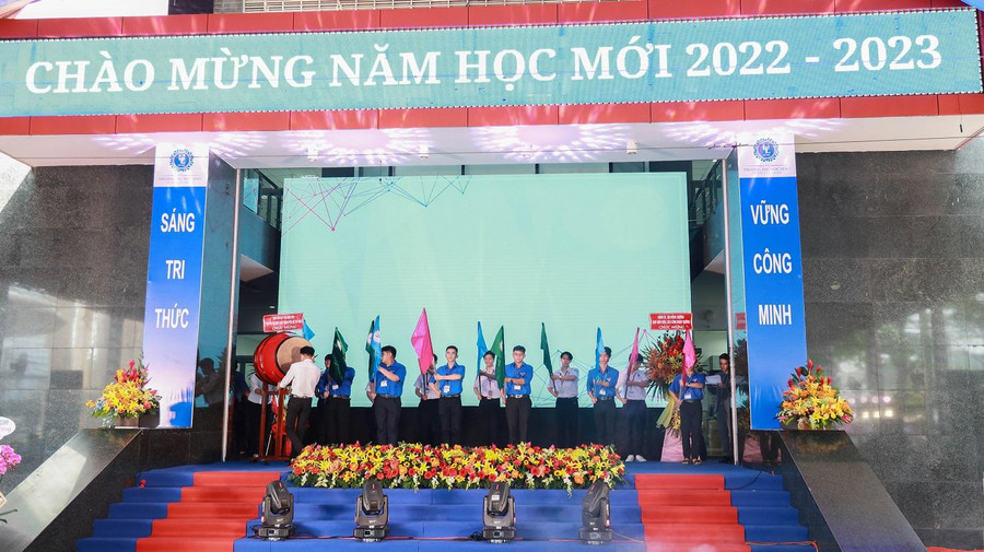 Sinh viên Trường ĐH Luật TP.HCM làm lễ thượng cờ chào đón năm học mới 2022-2023. Sinh viên Trường ĐH Luật TP.HCM làm lễ thượng cờ chào đón năm học mới 2022-2023.