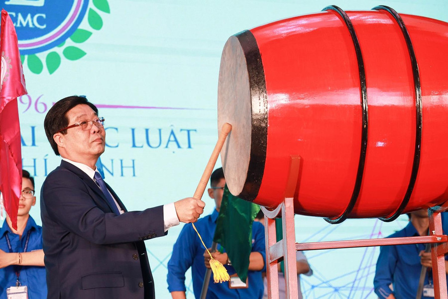 PGS.TS. Trần Hoàng Hải - Quyền Hiệu trưởng nhà trường đánh trống khai giảng năm học mới. PGS.TS. Trần Hoàng Hải - Quyền Hiệu trưởng nhà trường đánh trống khai giảng năm học mới.