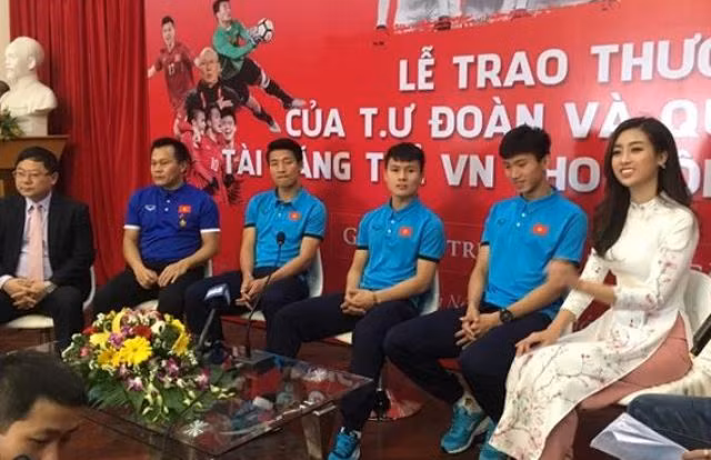 Đại diện đội tuyển U23 Việt Nam và Hoa hậu Mỹ Linh giao lưu trong Lễ trao giải thưởng.