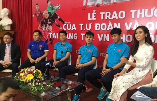 Đại diện đội tuyển U23 Việt Nam và Hoa hậu Mỹ Linh giao lưu trong Lễ trao giải thưởng.