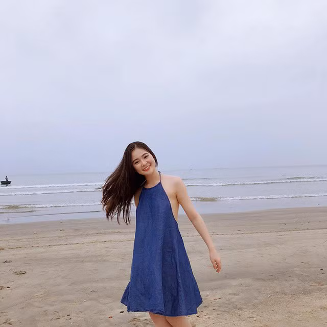 Hot girl Đà Nẵng xinh xắn, giỏi cờ tướng thả dáng bên bờ biển ảnh 4