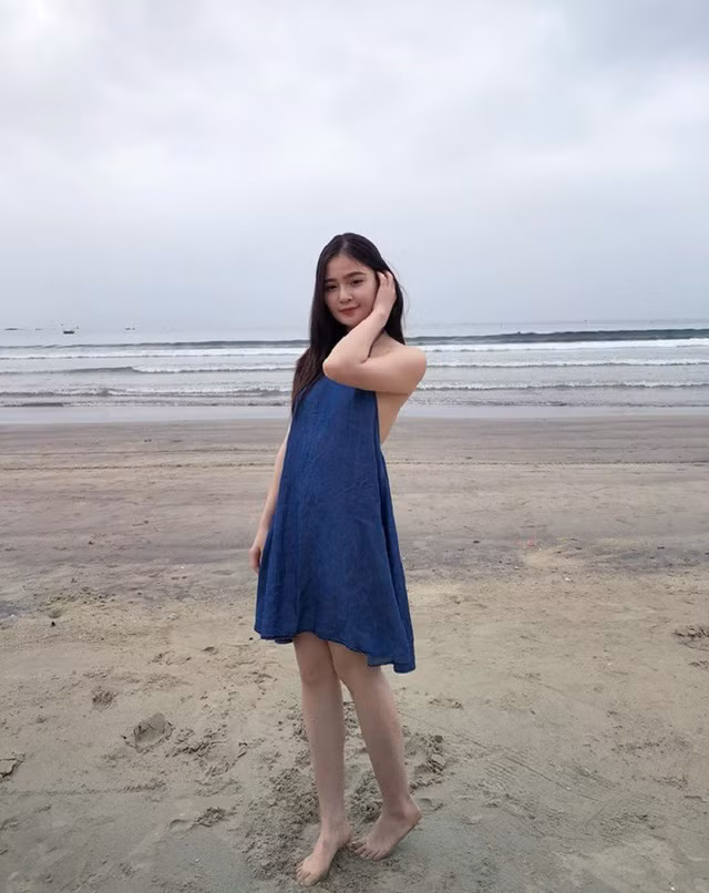 Hot girl Đà Nẵng xinh xắn, giỏi cờ tướng thả dáng bên bờ biển ảnh 2