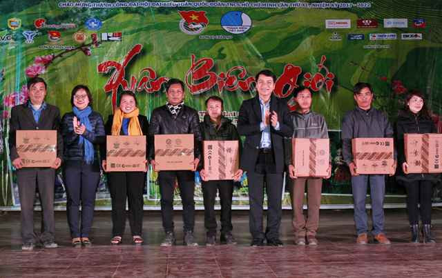 Rất nhiều phần quà có ý nghĩa được trao tận tay người dân trong dịp này